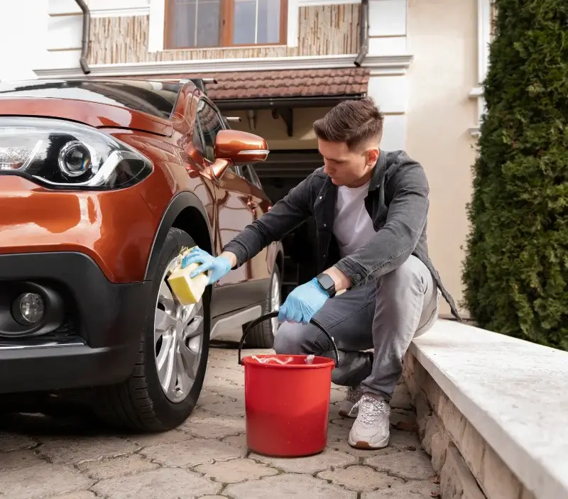 Lavage auto à domicile Champagné-les-Marais : professionnel intervenant sur un véhicule